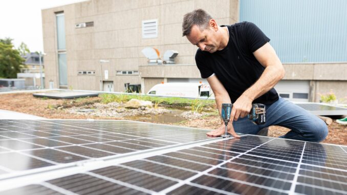 Olaf Lies Olaf Lies, damals noch als Wirtschaftsminister, montiert ein Solarmodul auf ein Dach. (Archivbild)