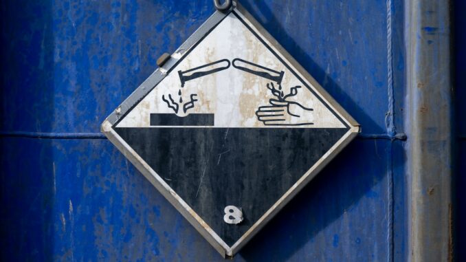 Gefahrgutzeichen Mehrere hundert Liter Schwefelsäue sind aus einem beschädigten Container ausgelaufen (Archivbild).