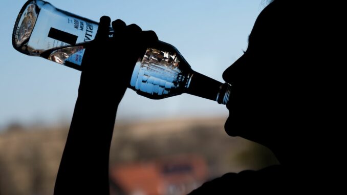 Rauschtrinken von Kindern und Jugendlichen Bei der Aktion gegen Alkoholmissbrauch von Jugendlichen «Bunt statt Blau» hat die Landessiegerin aus Schleswig-Holstein auch auf Bundesebene gewonnen. (Symbolbild).