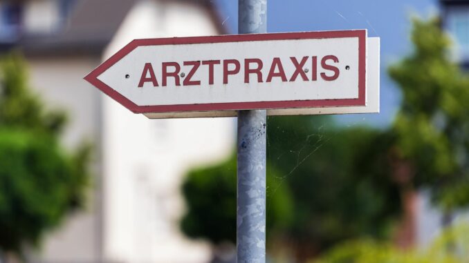 Arztpraxis Der Sozialverband Deutschland hält die Verteilung der Hausarztpraxen in Hamburg für ungerecht. (Archivbild)