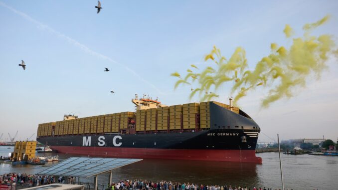 "MSC Yellow Festival" in Hamburg Feuerwerkskörper explodieren über dem Containerschiff «MSC Germany».