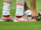 Der Engländer Will Edwards trägt, während er sich den Rugbyball zurechtlegt, Schuhe, auf denen Londoner Sehenswürdigkeiten zu sehen sind.