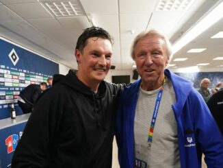 Horst Hrubesch (r) nach dem HSV-Aufstieg mit Trainer Merlin Polzin.