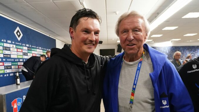 Horst Hrubesch und HSV-Trainer Merlin Polzin Horst Hrubesch (r) nach dem HSV-Aufstieg mit Trainer Merlin Polzin.