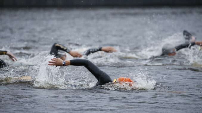 Triathlon: Ironman-Europameisterschaft Der Schwimmstart des Ironman in Hamburg wurde verschoben.