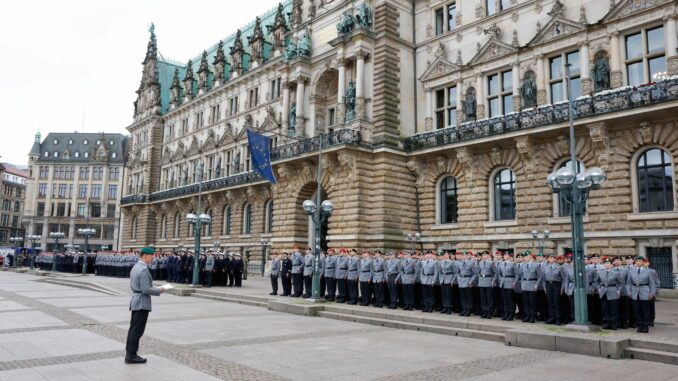 Nationaler Veteranentag - Hamburg In der Hamburgischen Bürgerschaft kritisiert die Linksfraktion den Beförderungsappell der Bundeswehr am Veteranentag auf dem Rathausmarkt. (Archivbild)