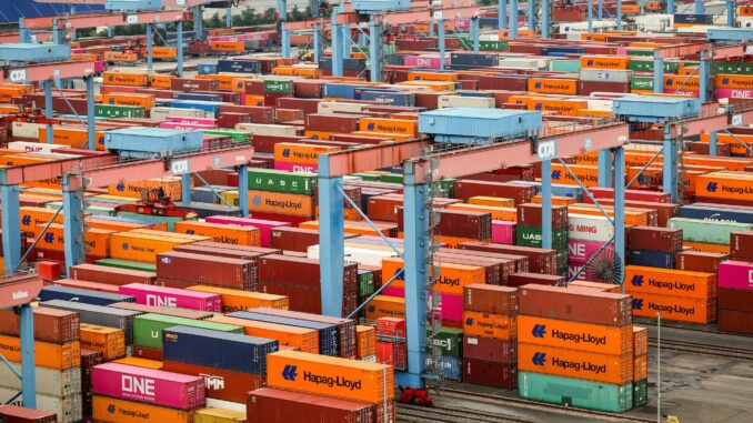 Sommerprognose des IfW Kiel Das Institut für Weltwirtschaft (IfW) Kiel hat seine Sommerprognose für die deutsche Wirtschaft leicht angehoben. (Archivbild)