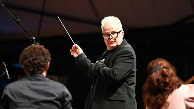 Herbert Grönemeyer begeisterte in Neumünster mehr als 3500 Besucher als Dirigent der «Bochumer Symphoniker».
