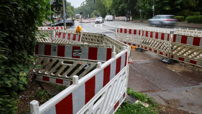 Bauarbeiten an der Elbgaustraße Auf der Elbgaustraße und mehreren anderen Hamburger Verkehrsachsen kommen Autofahrer zurzeit nur langsam voran. (Archivbild)
