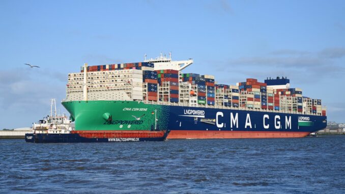 Großfrachter «CMA CGM Seine» in Hamburg Der mit Flüssigerdgas betriebene und knapp 400 Meter lange Frachter fährt kurz nach Sonnenaufgang am Eurogate-Terminal des Hamburger Hafens ein.
