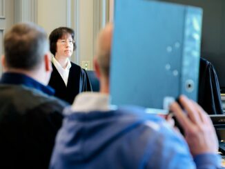 Die Vorsitzende Richterin Irina Tsukida verhandelt wegen eines zweifachen Mordes in Schackendorf.