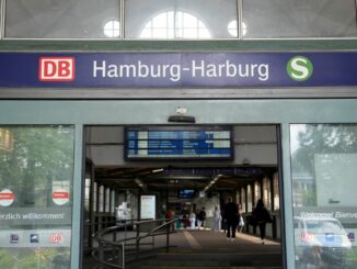 Beim Einsteigen in eine S-Bahn in Hamburg-Harburg ist eine Elfjährige gestürzt und leicht verletzt worden. (Archivbild)