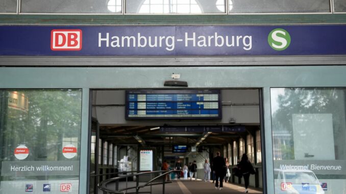 Bahnhof Harburg Beim Einsteigen in eine S-Bahn in Hamburg-Harburg ist eine Elfjährige gestürzt und leicht verletzt worden. (Archivbild)