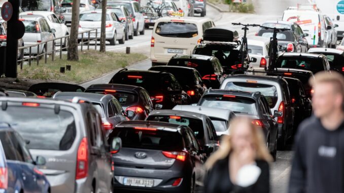Verkehrsstau wegen Elbtunnelsperrung Ob B4 oder B75 - die großen Straßen in Hamburg waren nicht nur wegen der Elbtunnelsperrung am Wochenende richtig voll. (Archivbild)