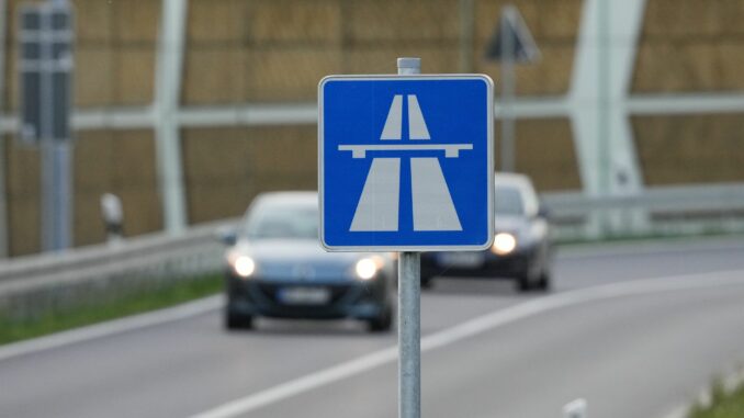 Autobahn - Symbolbild Die Polizei ermittelt wegen gefährlichen Eingriffs in den Straßenverkehr. (Symbolbild)