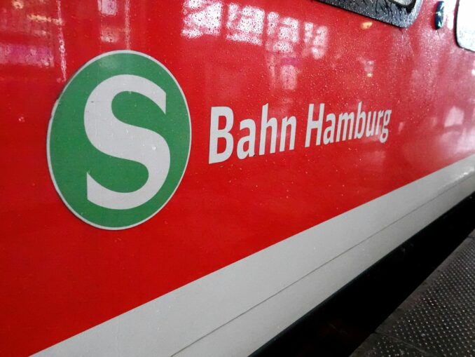 Wegen Bauarbeiten am Hamburger Hauptbahnhof müssen S-Bahn-Fahrgäste bis Pfingstmontag mit Verspätungen und Umstiegen auf mehreren Linien rechnen. (Symbolbild)