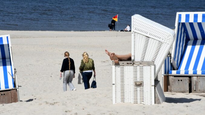 Tourismus auf Sylt Lust auf Sonne, Strand und Meer? Die Unterkünfte auf Sylt sind am Wochenende laut Touristikern schon gut gebucht. Es seien aber noch einige Betten spontan zu finden. (Archivbild)