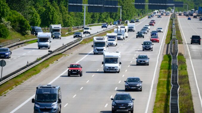 Reiseverkehr auf der A1 Wegen einer Vollsperrung der A1 in Richtung Süden sollen Autofahrer am Wochenende schon im Kreuz Lübeck einer Umleitung nach Hamburg folgen. (Archivbild)