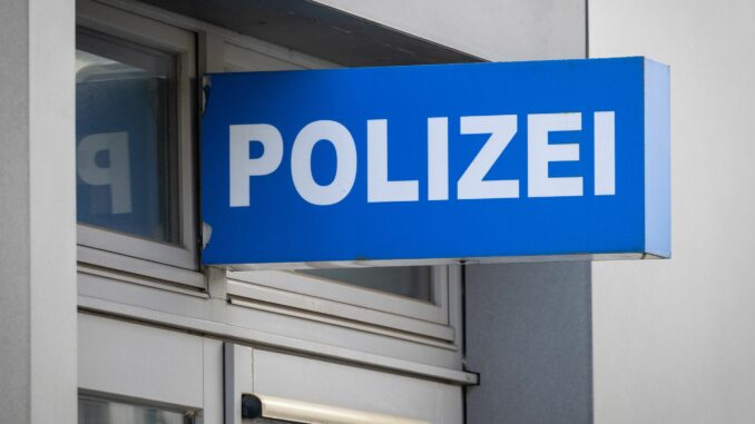 Polizei Schild In einer Regionalbahn kam es zu Bedrohungen und Nötigungen. (Symbolbild)