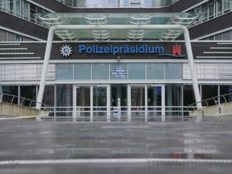 Im Hamburger Polizeipräsidium informieren Behörden über ein Verfahren zu Cyberkriminalität. (Archivbild)