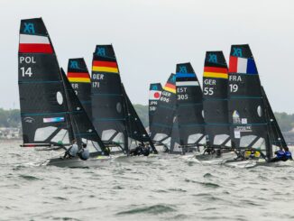 Teilnehmende starten zu einer Wettfahrt in 49erFX-Klasse bei der 131. Kieler Woche.