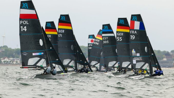 Kieler Woche Segeln Teilnehmende starten zu einer Wettfahrt in 49erFX-Klasse bei der 131. Kieler Woche.