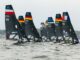 Teilnehmende starten zu einer Wettfahrt in 49erFX-Klasse bei der 131. Kieler Woche.