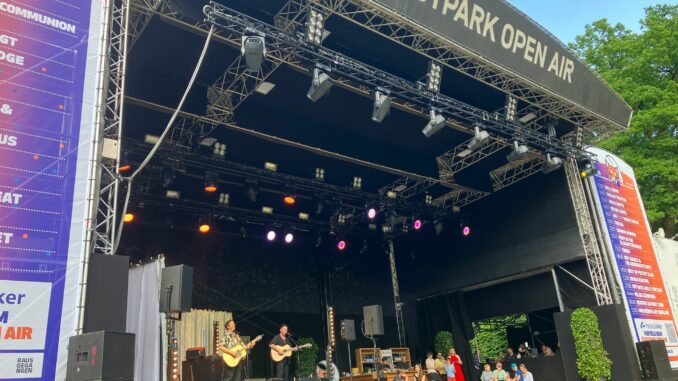 Johannes Oerding und Max Giesinger treten beim 50. Geburtstag des Hamburger Stadtpark-Open-Airs vor geladenen Gästen auf. 
