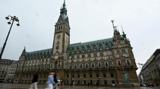 Bewölkt und Nass könnte es heute in Hamburg und Schleswig-Holstein werden (Symbolbild). 