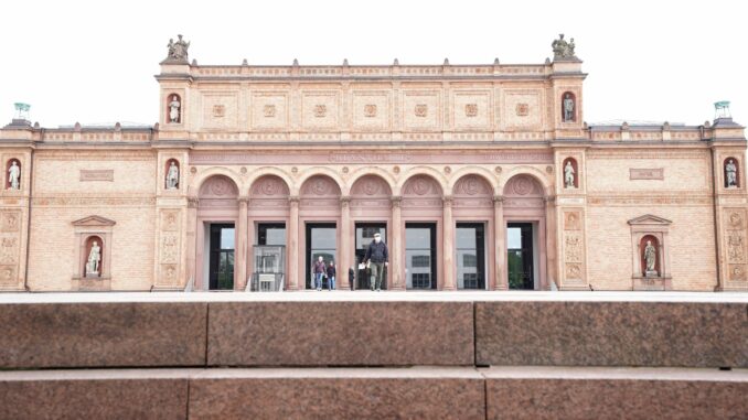 Hamburger Kunsthalle ist Teil des Projektes "Bei Anruf Kultur" Wie riecht es eigentlich in der Kunsthalle? In der neuen Telefonführung von "Bei Anruf Kultur" werden eventuell auch Fragen wie diese beantwortet.