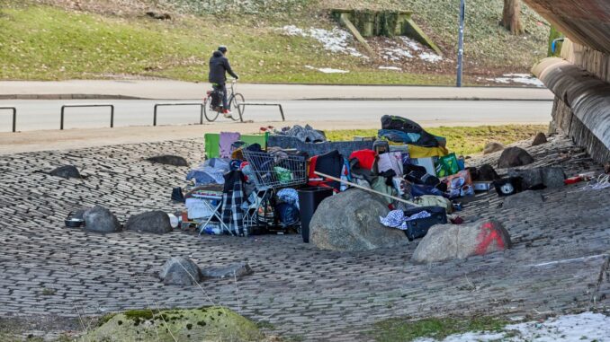  Mit einem neuen Konzept will die Hamburger Sozialbehörde mehr obdachlose Menschen von der Straße holen. (Archivbild)