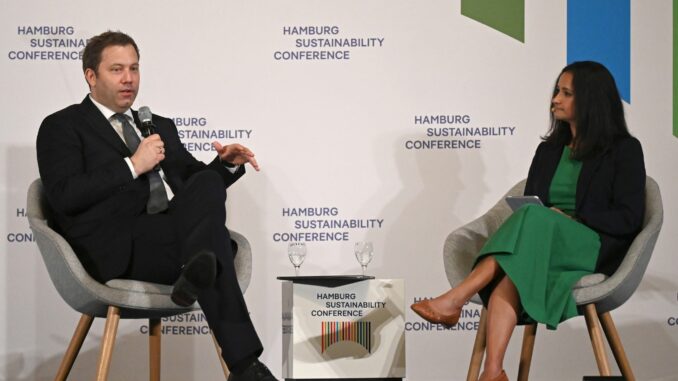 Klingbeil bei Hamburger Sustainability Conference Während Vizekanzler Klingbeil zu zwei Terminen in Hamburg ist, wird vor dem Amtsgericht Wandsbek ein 65-Jähriger wegen Beleidigung des SPD-Politikers verwarnt.
