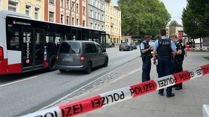 Auseinandersetzung in Linienbus - Verletzte Bei einer Auseinandersetzung in einem Hamburger Linienbus sind mehrere Menschen verletzt worden, unter anderem mit einem Messer.