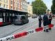Bei einer Auseinandersetzung in einem Hamburger Linienbus sind mehrere Menschen verletzt worden, unter anderem mit einem Messer.