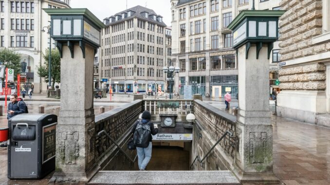 Hamburger U-Bahnhof Rathaus Der Streckenabschnitt Rathaus bis Berliner Tor der U-Bahnlinie U3 ist am Wochenende wegen Bauarbeiten gesperrt. (Archivbild)