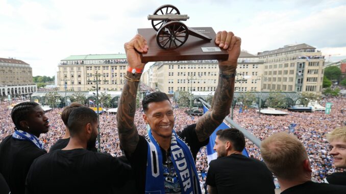 Davie Selke Noch im Mai als HSV-Aufstiegsheld gefeiert, jetzt fehlt er: Torjäger Davie Selke