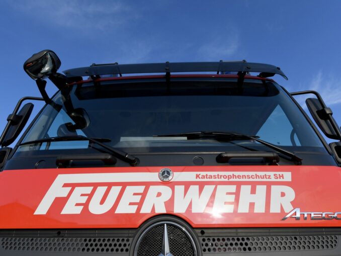 Feuerwehrkräfte suchen im Kieler Hafen nach einer vermissten Person. (Symbolbild)