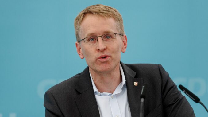 Daniel Günther Schleswig-Holsteins Ministerpräsident Daniel Günther ist zufrieden mit dem Ergebnis der Bund-Länder-Beratungen.