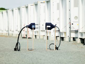 Produktionsüberschüsse an Wind - und PV-Strom werden netzentlastend gespeichert und können während Spitzenlastzeiten in das Netz gespeist werden.