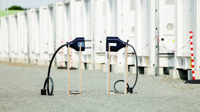 Neuer Batteriegroßspeicher in Schleswig-Holstein Produktionsüberschüsse an Wind - und PV-Strom werden netzentlastend gespeichert und können während Spitzenlastzeiten in das Netz gespeist werden.