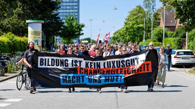 Studierende demonstrieren gegen Verwaltungsgebühr in Kiel Die Studierenden zogen von der Christian-Albrechts-Universität zum Landtag in Kiel.