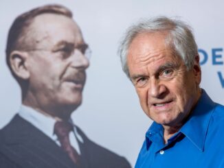 Der Schriftsteller und Psychologe Frido Mann steht vor einem Bild seines Großvaters, dem Literaturnobelpreisträger Thomas Mann. (Archivbild)