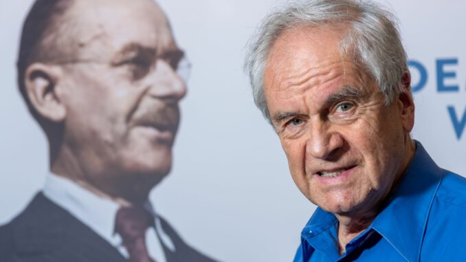 Der Schriftsteller und Psychologe Frido Mann steht vor einem Bild seines Großvaters, dem Literaturnobelpreisträger Thomas Mann. (Archivbild)
