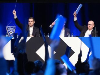 Marcell Jansen (l) tritt nicht erneut als Präsident des HSV an, daneben Aufsichtsratsvorsitzender Michael Papenfuß (r).