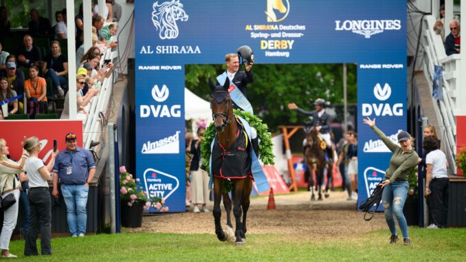 Pferdesport: Deutsches Spring- und Dressur Derby Andre Thieme bejubel den Derby-Sieg