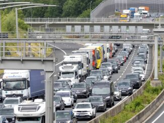 Die Sperrung der A7 und des Elbtunnels behindert den Verkehr rund um Hamburg. (Symbolbild)
