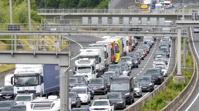Reiseverkehr - Hamburg Die Sperrung der A7 und des Elbtunnels behindert den Verkehr rund um Hamburg. (Symbolbild)