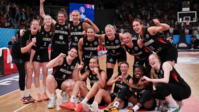 Deutschlands Basketballerinnen freuen sich auf die K.o.-Runde in Piräus.