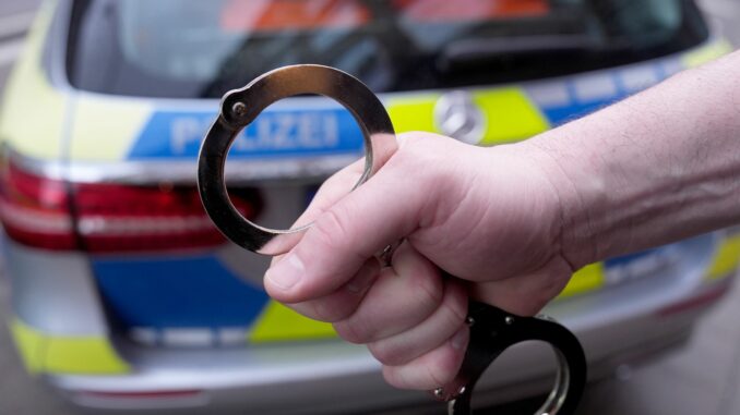 Polizei Die Polizei sucht nach Zeuginnen und Zeugen eines Raubüberfalls auf ein Juweliergeschäft in Bramfeld. (Symbolbild)