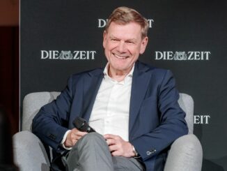 Der Job kostet viel Kraft, Auszeit findet Wadephul im Theater.